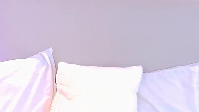 NaomiKlarc webcam