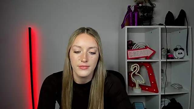 EvelynBlond webcam