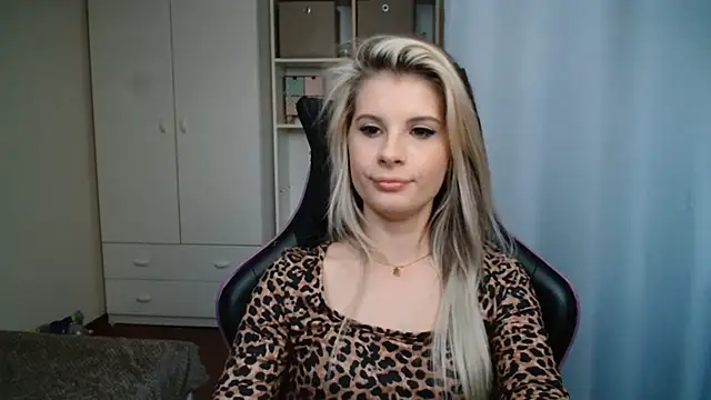 KristineGlow webcam