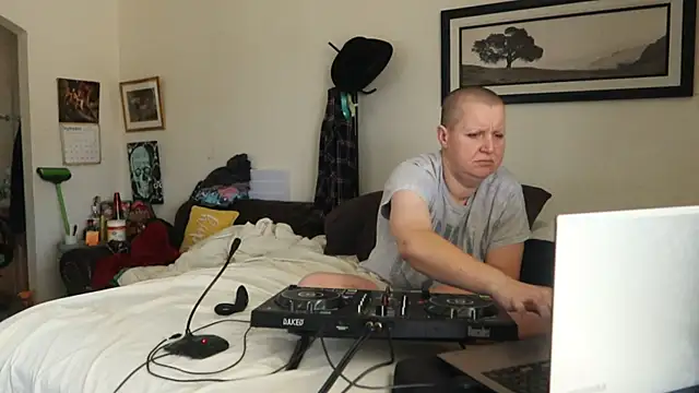 BellaBlueBBW webcam