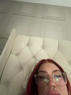 CurvyGirlMyla webcam