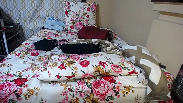 GoldenPearl23 webcam