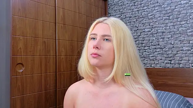 CuteBlondeMe webcam