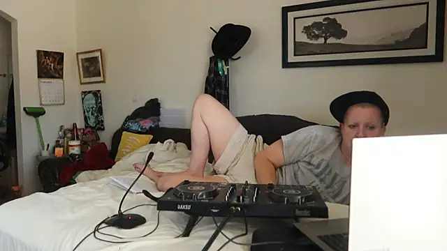 BellaBlueBBW webcam