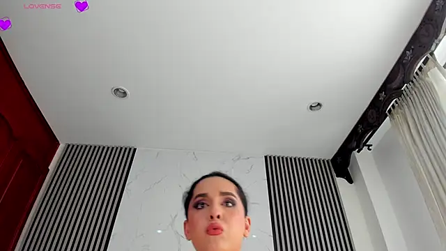 Niaraie - Trans webcam sex chat