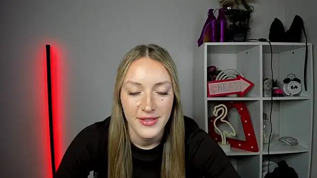 EvelynBlond webcam