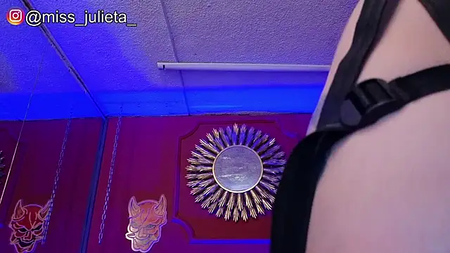 Julieta_Russell webcam
