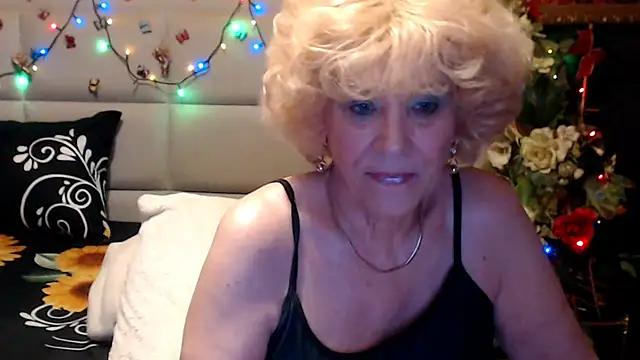 HappyWomanOn webcam