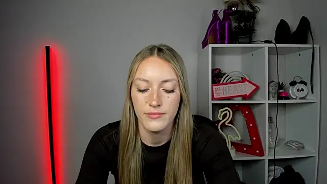 EvelynBlond webcam