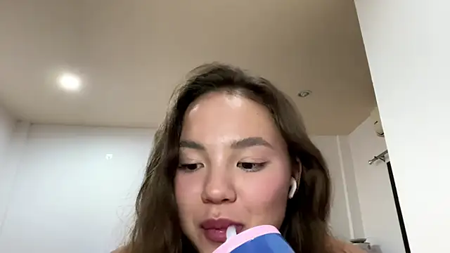kamila_18_french webcam