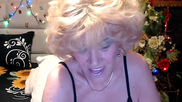 HappyWomanOn webcam