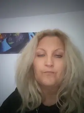 Divineblond webcam