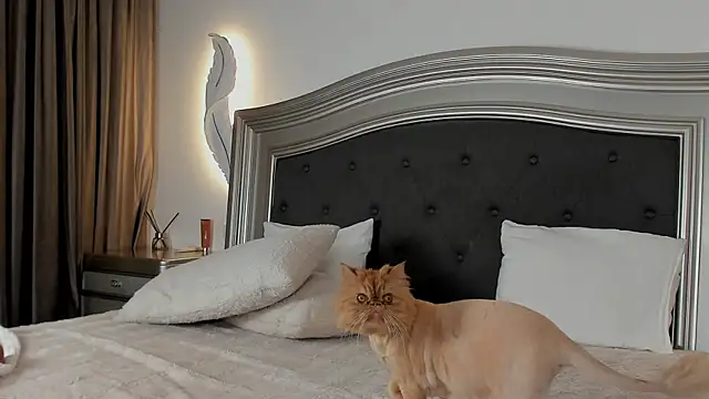 LaraKhaleesi webcam