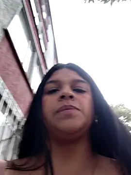 Layla-daring webcam