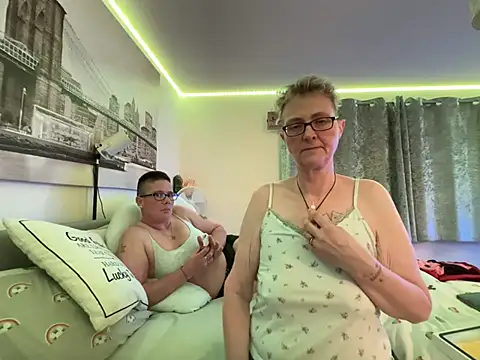 Curvy-Jinx webcam