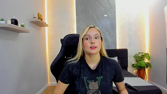 Emmaa_white_ webcam