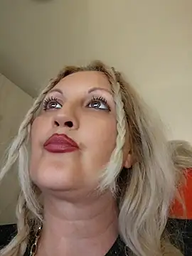 Divineblond webcam