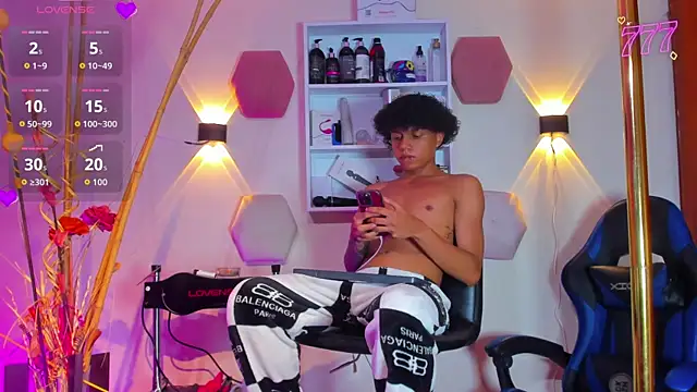 _taylor_black webcam