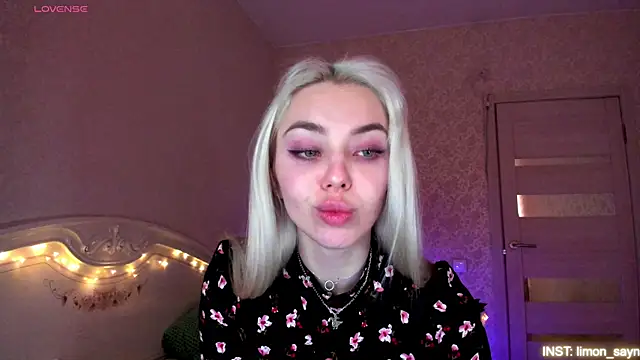 LillyMoure_ webcam