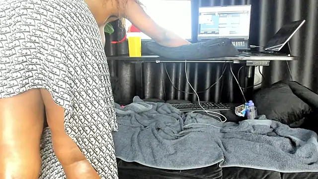 naughty_bigass webcam