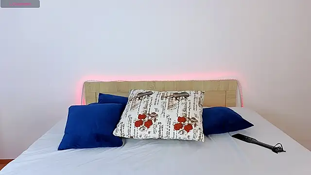 Miless_Cooper webcam