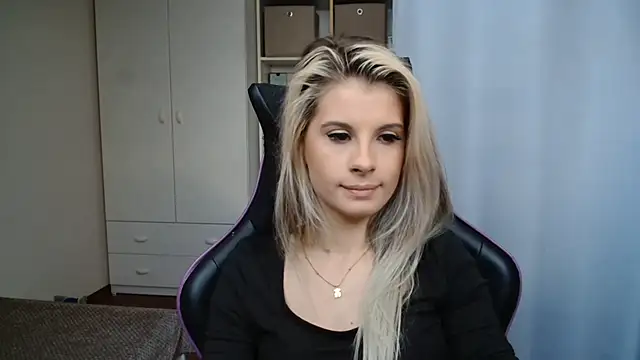 KristineGlow webcam