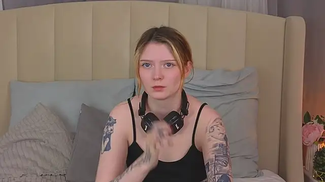AlyssFrost webcam