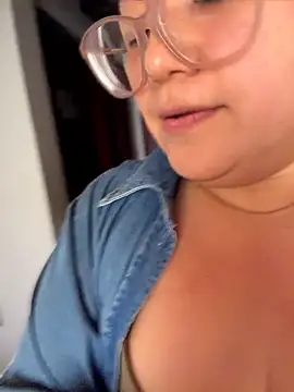 CurlyMilf_Vannexxxa webcam