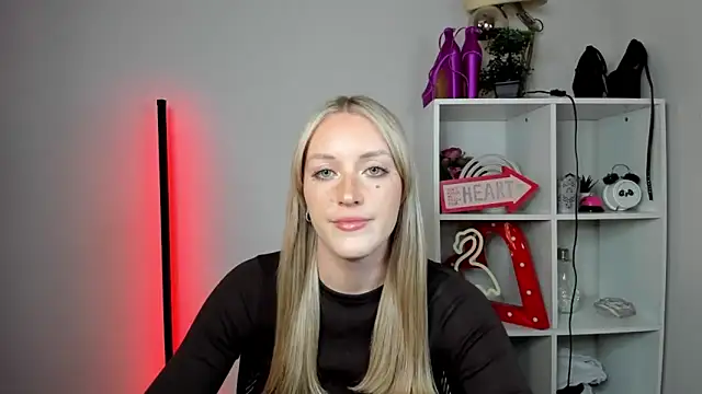 EvelynBlond webcam