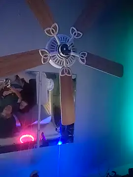 Hotredheadandtoungelasher webcam