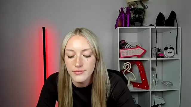 EvelynBlond webcam
