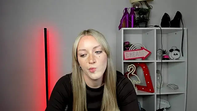 EvelynBlond webcam