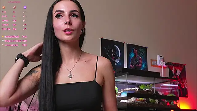 YaraAveiri webcam
