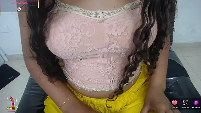 yaazhinii webcam