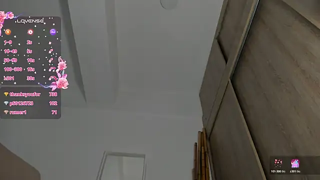 laura-hills18 webcam