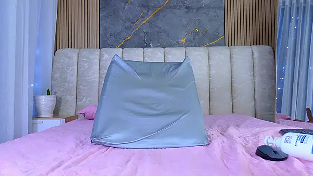 mia_scot webcam