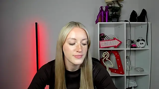 EvelynBlond webcam