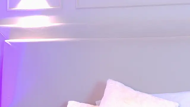 NaomiKlarc webcam