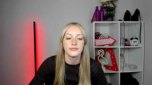 EvelynBlond webcam