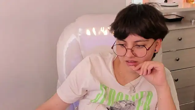 nathaly_ds (F teen) - squeeze my tits