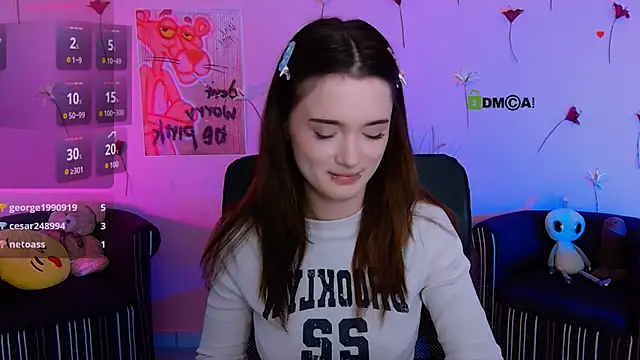 liana_kisses (F teen) - show bra