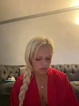 BlondeMilfXo webcam