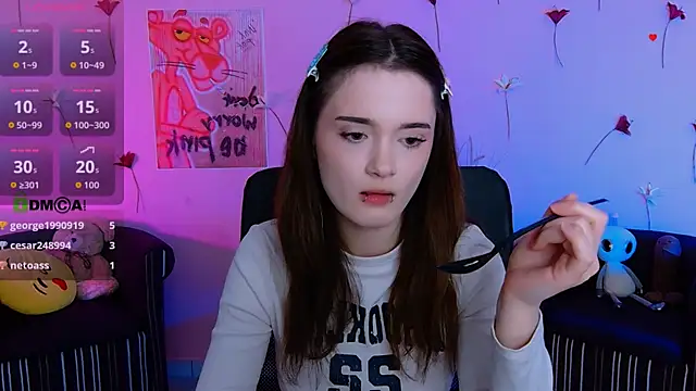 liana_kisses (F teen) - show bra