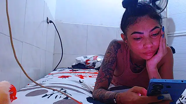 Triogirlhorny_ webcam