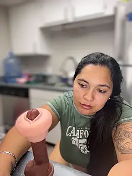 latina_curvy22 webcam