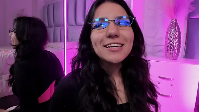 HollyPeach webcam