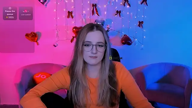 luna_berryy (F young) - show bra