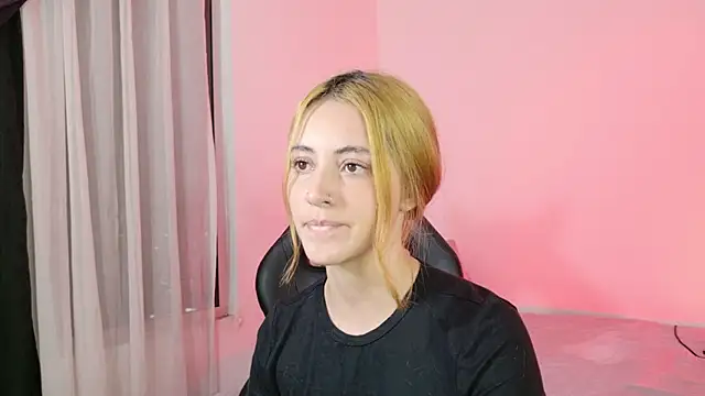 annie_mora webcam