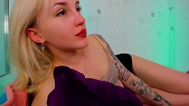 LisaFoxyMe webcam