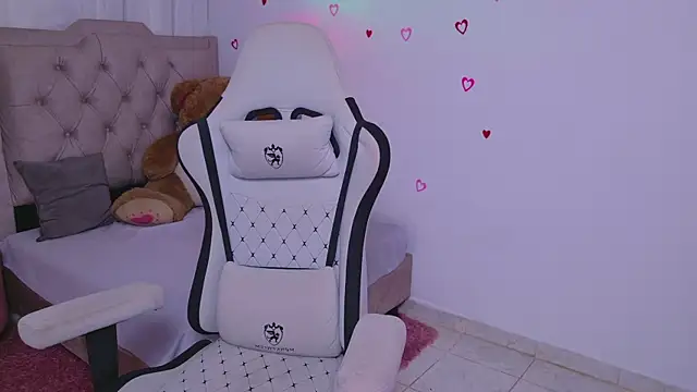 BrunetteAdams001